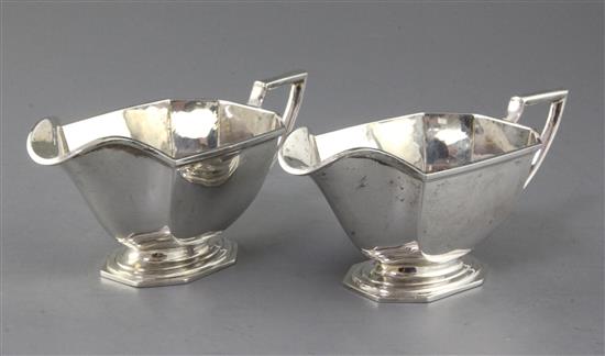 A pair of George V silver sauceboats by Barker Brothers Silver Ltd, 15.5 oz.